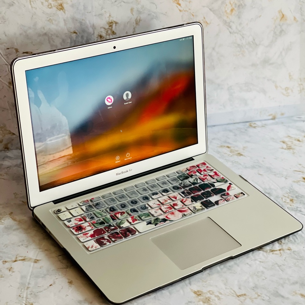 13-inch LED-backlit widescreen 
• 1.4GHz dual-core 
• 128GB of flash storage